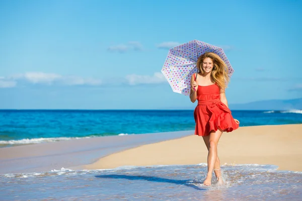 Piękna kobieta, chodzenie na tropikalnej plaży — Zdjęcie stockowe