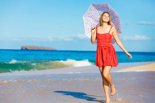 Mooie vrouw lopen op tropisch strand — Stockfoto