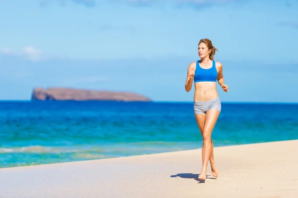 Linda mulher atlética correndo na praia — Fotografia de Stock