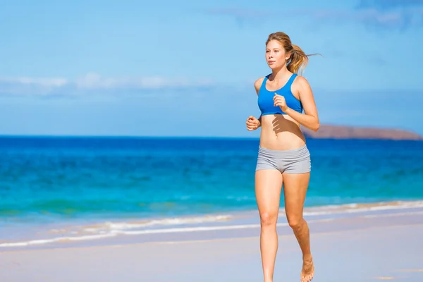 Belle femme athlétique qui court sur la plage — Photo