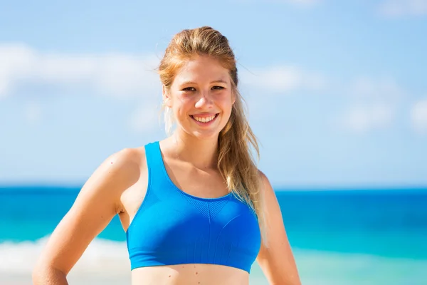 Красива спортивний жінка на пляжі — стокове фото