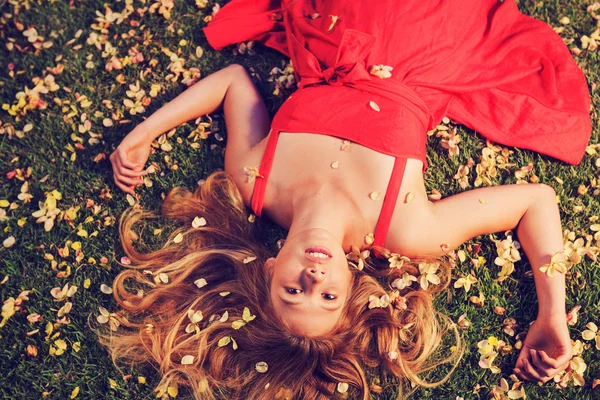 Beautiful Young Woman Lying in Flowers — Stock Photo, Image