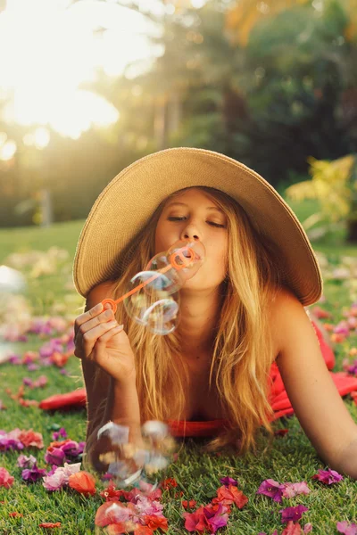 Gyönyörű nő fúj buborékok — Stock Fotó