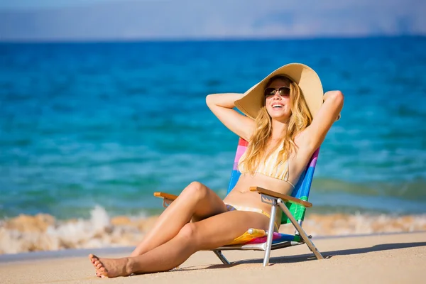 Hermosa mujer relajándose en la playa — Foto de Stock