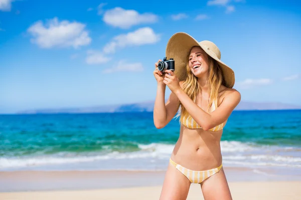 Schöne Frau am Strand mit Kamera — Stockfoto