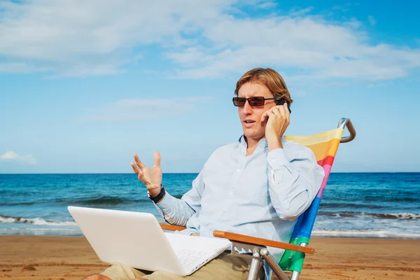 Affärsman på stranden — Stockfoto