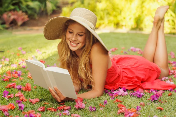 Ung kvinna läsa bok utanför — Stockfoto