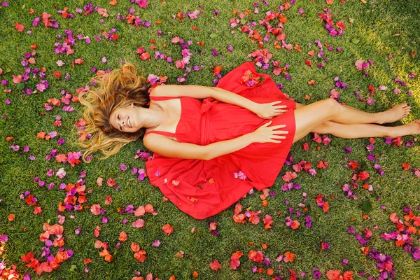 Hermosa mujer joven acostada en flores —  Fotos de Stock