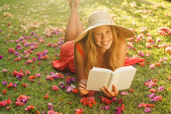 Junge Frau liest draußen Buch — Stockfoto