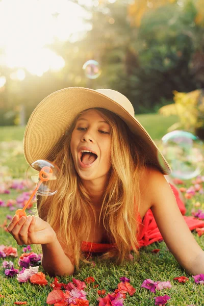 Gyönyörű nő fúj buborékok — Stock Fotó