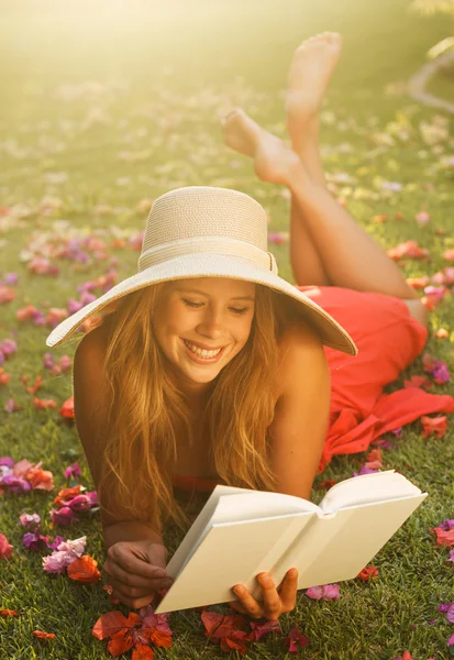 Young Woman Reading Book Outside — Stock Photo, Image