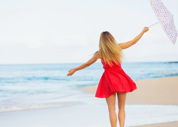 Όμορφη γυναίκα που περπατά σε τροπική παραλία — Φωτογραφία Αρχείου