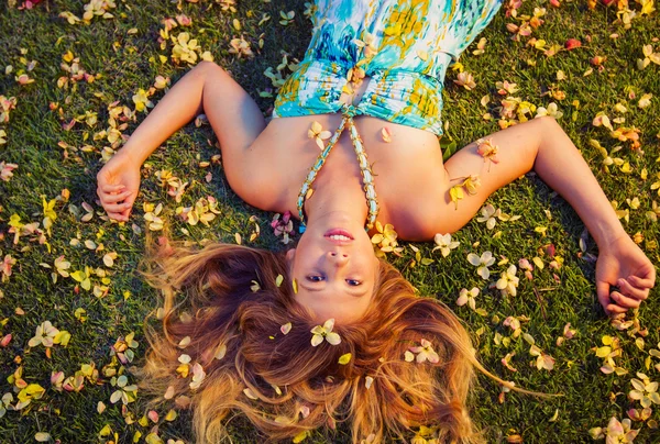 Beautiful Young Woman Lying in Flowers — Stock Photo, Image