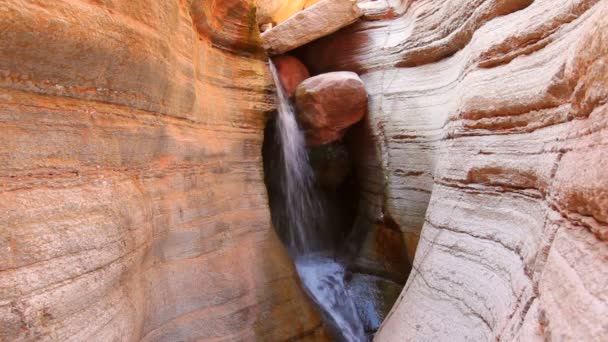 Prachtige waterval in de grand canyon — Stockvideo