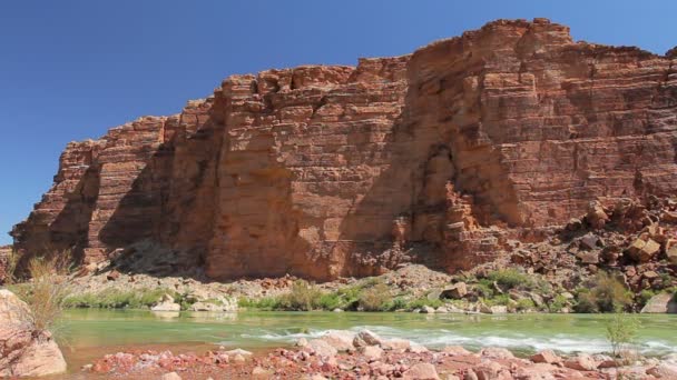 De colorado rivier bij de bodem van de grand canyon — Stockvideo