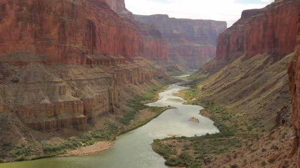 Der Colorado-Fluss am Fuße des Grand Canyon — Stockvideo