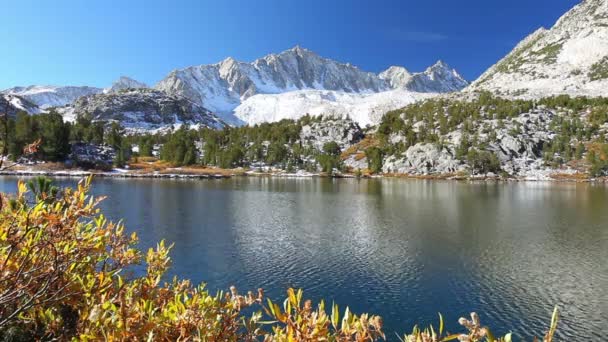 Hermoso lago de montaña, Sierras Orientales, California — Vídeos de Stock