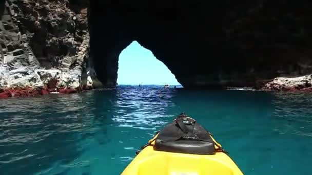 oceán kajaku přes jeskyně hawai
