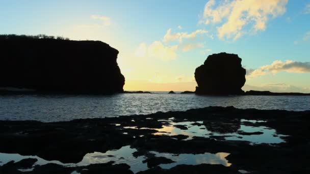 Nascer do sol sobre o oceano no Havaí — Vídeo de Stock