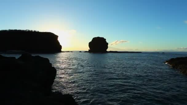 Salida del sol sobre el océano en Hawaii — Vídeo de stock