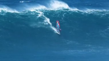 dev bir dalga profesyonel windsurfer rides