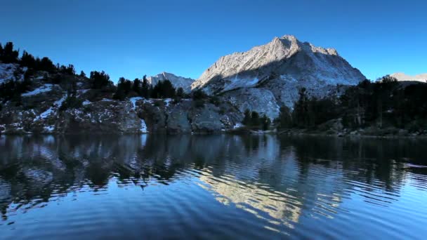 Hermoso lago de montaña, Sierras Orientales, California — Vídeo de stock