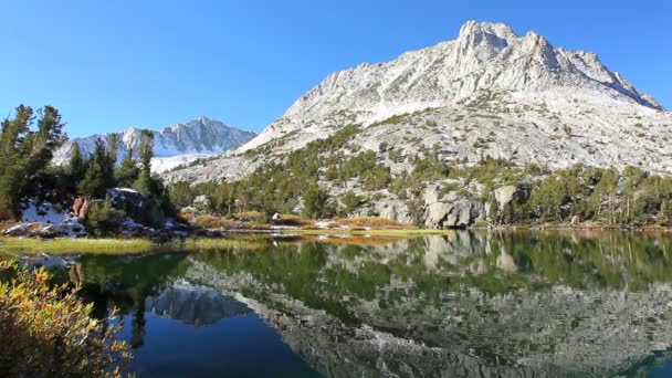 Güzel dağ gölü, Doğu sierras, Kaliforniya — Stok video
