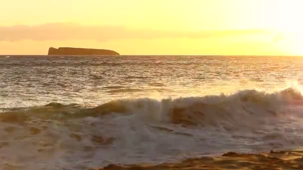 Ondas na praia de areia tropical — Vídeo de Stock