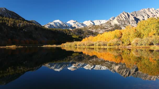 Hermoso lago de montaña, Sierras Orientales, California — Vídeos de Stock