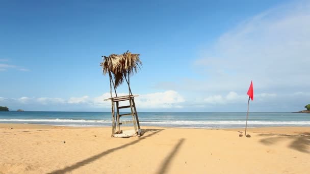 Tropická pláž s život strážní věže — Stock video