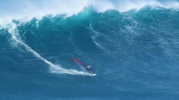 Professionele windsurfer rijdt een gigantische golf — Stockvideo