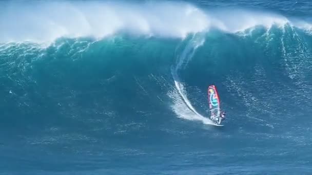 Profesjonalny surfer jeździ gigantyczne fale — Wideo stockowe