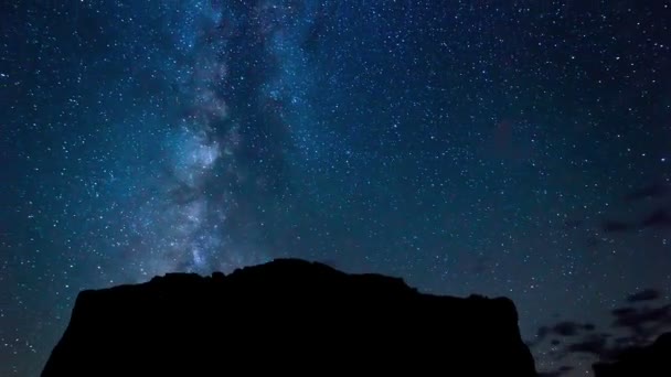 Ночное небо, яркие звезды и галактика Млечный Путь — стоковое видео