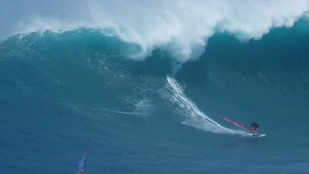 Професійні віндсерфер їде гігантські хвилі — стокове відео