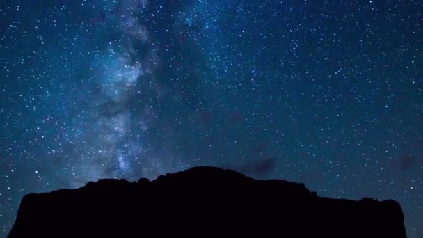 Ночное небо, яркие звезды и галактика Млечный Путь — стоковое видео
