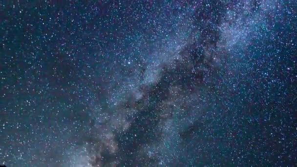 Нічне небо, яскраві зірки і галактики Чумацький шлях — стокове відео