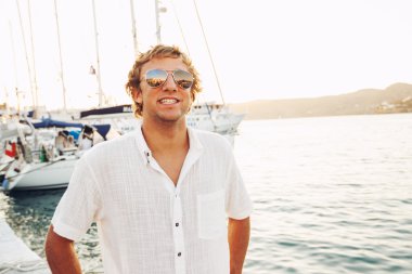 gün batımında tatil yakışıklı genç