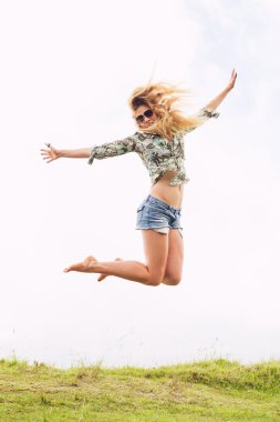 kadın bulutların içine atlama