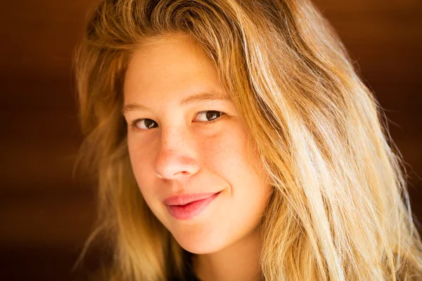 Retrato de una hermosa joven — Foto de Stock