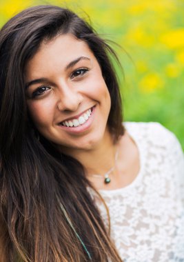 Güzel bir esmer kadının portresi.