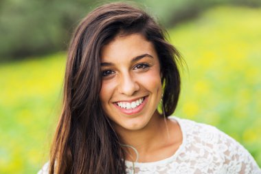 Güzel bir esmer kadının portresi.