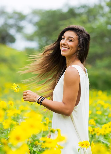 Frau im Blumenfeld — Stockfoto