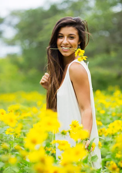 Mulher no campo de flores — Fotografia de Stock