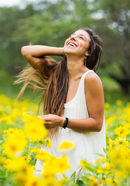 Woman in field of flowers — Stock Photo, Image
