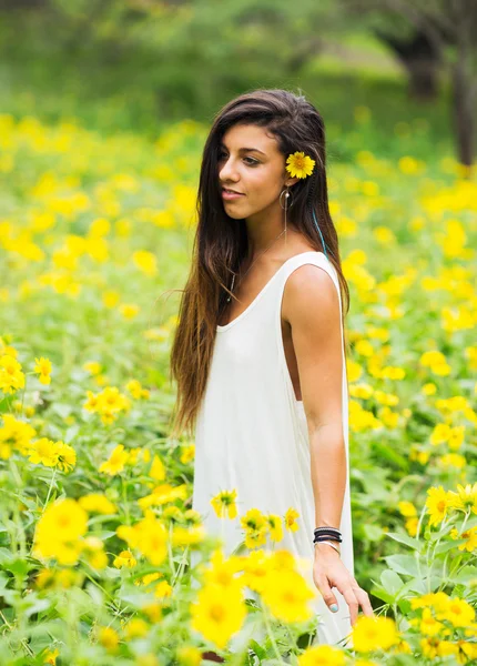 Mulher no campo de flores — Fotografia de Stock