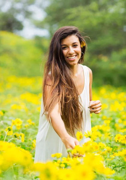 Mulher no campo de flores — Fotografia de Stock