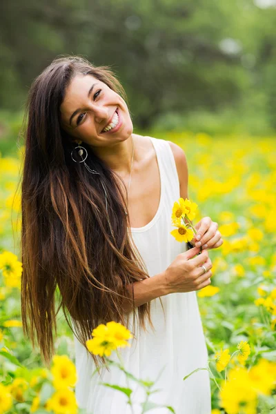 Femme dans le champ de fleurs — Photo