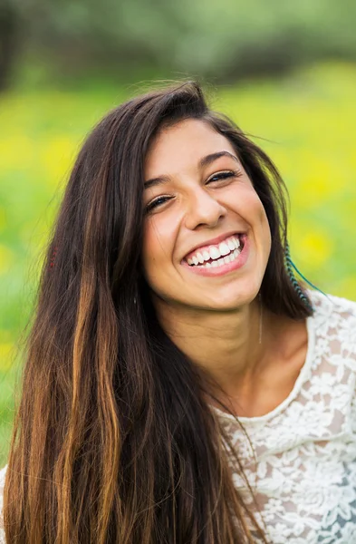 Ritratto di una bella giovane donna bruna — Foto Stock