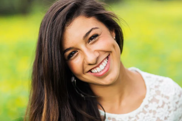 Retrato de una hermosa joven morena — Foto de Stock