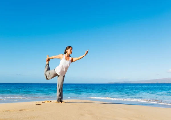 沙滩瑜伽 — 图库照片